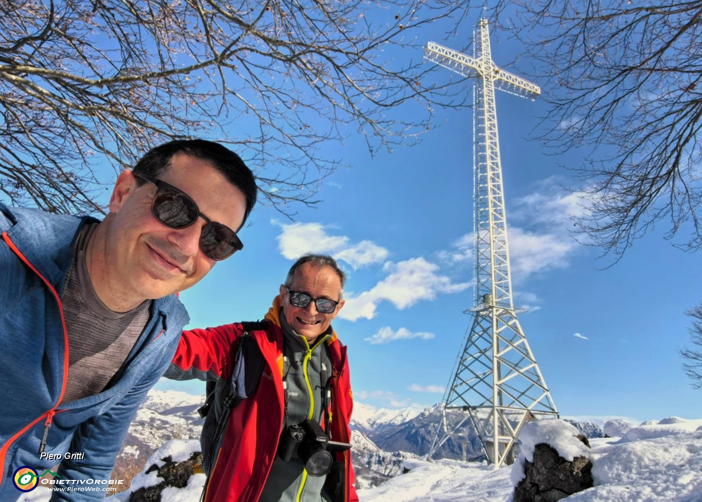 47 Alla croce di vetta dello Zucco (1232 m) con Raffaele.jpg